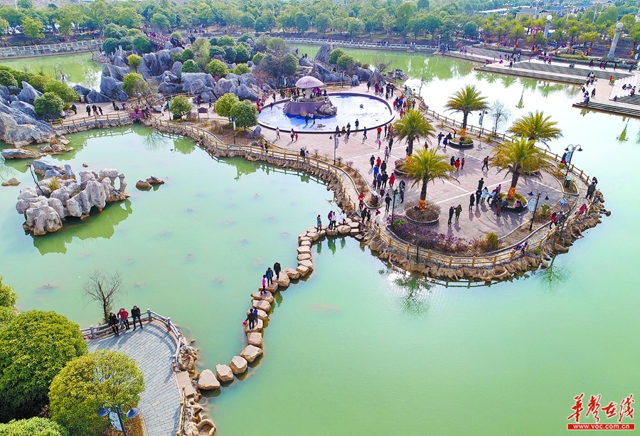 耒阳市顺湖公园市民踏春游玩