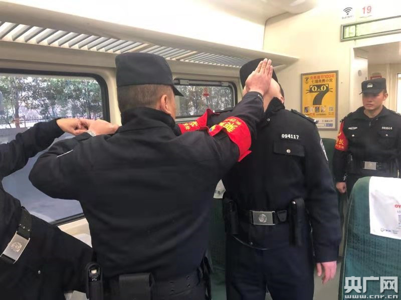 长铁乘警持续练兵 护航春运出行