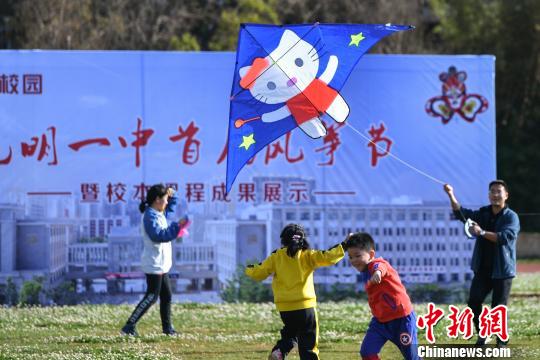昆明一中学举办风筝节 巨型“埃及艳后”风中飞翔