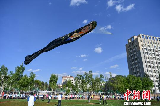昆明一中学举办风筝节 巨型“埃及艳后”风中飞翔