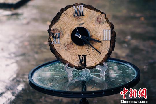 武汉一高校学生利用废旧材料制作“工业风”饰品