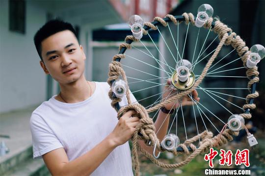 武汉一高校学生利用废旧材料制作“工业风”饰品