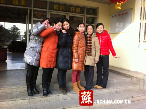 大学宿管阿姨最美合照走红网络_首页教育新闻