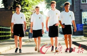 大热天不让<em>穿短裤</em> 英<em>男生</em>穿裙子抗议_首页教育