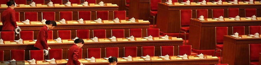 会场 整齐划一的服务动作】两会间隙,人民大会堂的女服务员在准备茶水