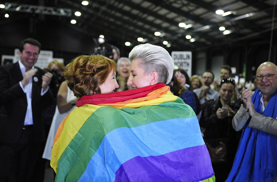 爱尔兰公投批准同性婚姻合法化 民众街头欢庆