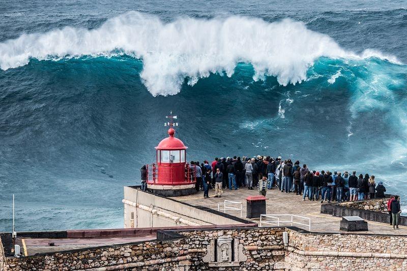 葡萄牙小镇冬日魔鬼巨浪 冲破海面30多米