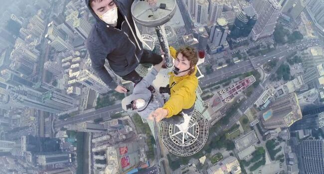 3名外国青年惊险自拍 徒手攀爬中国384米高楼