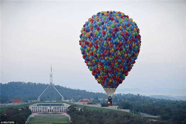 热气球爱好者再现《飞屋环游记》 600个彩色气球萌化你的心