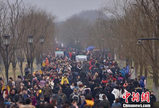 春节假期百万游客涌入杭州西湖 人海游湖成新