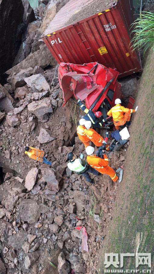 大广高速江西龙南段山体发生滑坡 一挂车被埋2人遇难（图）