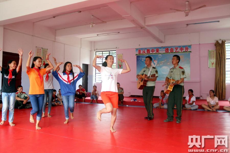 云南普洱：边防官兵与缅甸“小留学生”共迎儿童节