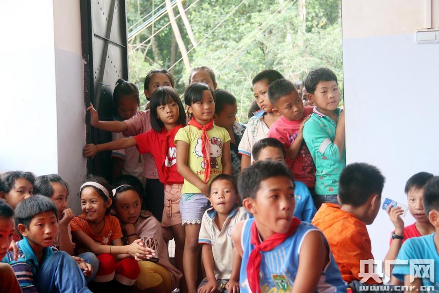 云南普洱：边防官兵与缅甸“小留学生”共迎儿童节