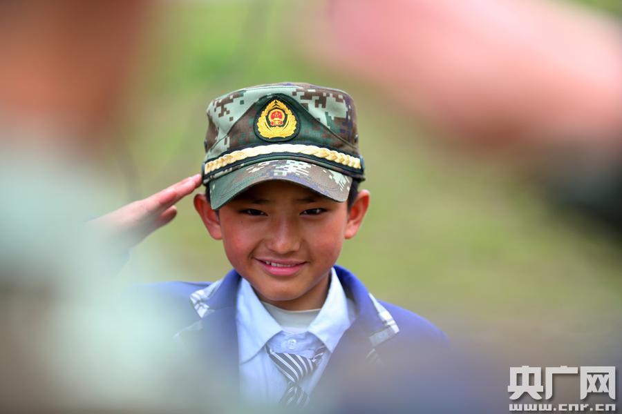 西藏边防警察与驻地结对帮扶儿童共庆“六一”