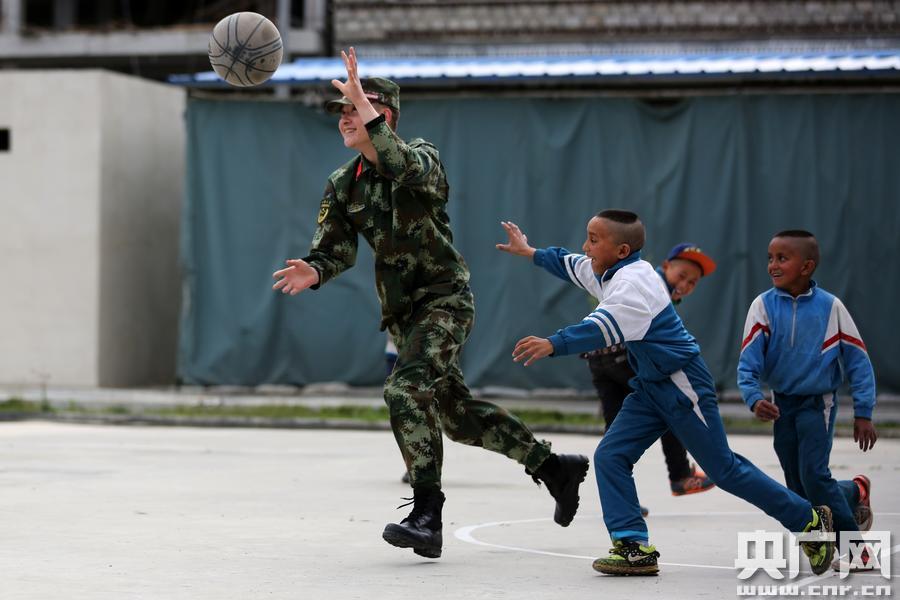 西藏边防警察与驻地结对帮扶儿童共庆“六一”