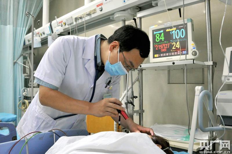 致敬首个中国医师节:医生们的一天