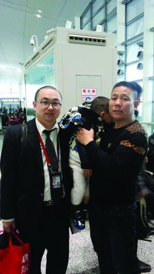 2岁男童飞机上吃果冻被卡 紧急备降南京送医得救