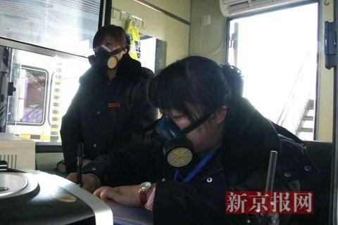 湖南高速收费员戴防毒面具上班 污染企业已停产