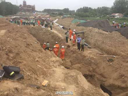 郑州一施工现场发生坍塌4人被埋 已致2人死亡