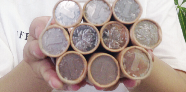 安徽蚌埠公交集团发工资 每人五百枚一元硬币