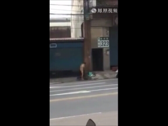 台湾一女子路边脱光光洗澡屁股对街边 路人围