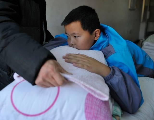 13岁黑龙江男孩昨捐干细胞救父 两个胳膊扎5次