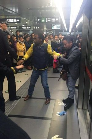 北京:两男子地铁插队打架 黑人小伙拉架被打中