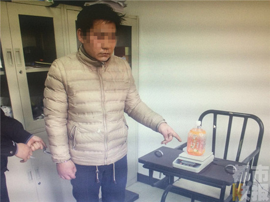 男子拿饮料瓶过高铁安检 瓶内藏毒品被警方拘留