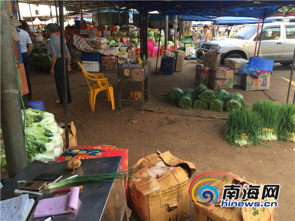 海口南北蔬菜市场暂未明码标价 摊贩称没接到通知
