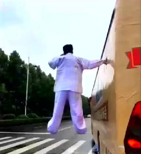 “魔术师”博眼球“悬浮”大巴车外 违反交通规则司机遭罚