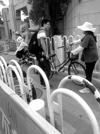 清华大学禁游人参观 商贩校门前20元租单车游园