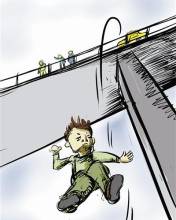 男子翻天桥外欲跳桥 过路女警上前拽回