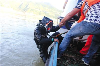 重庆快艇翻沉4人下落不明 当地政府正组织搜救