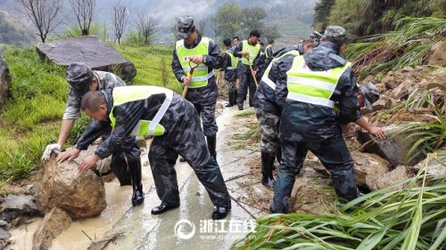 浙江省军区13支民兵急分队600多人冒雨驰援救灾