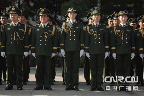 内蒙古武警官兵穿07式军装迎八一