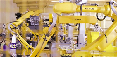<p>　　寧夏力成電氣集團有限公司智能化車間裡，自動焊接機器人正在作業。</p>