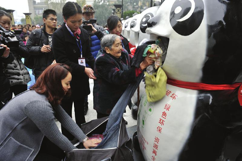 万个熊猫爱心箱明年进成都社区 闲置衣物有去处