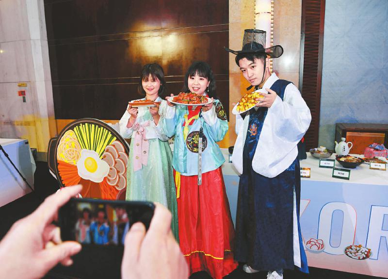 韩国美食文化旅游主题日 成都市民体验韩国传统服饰