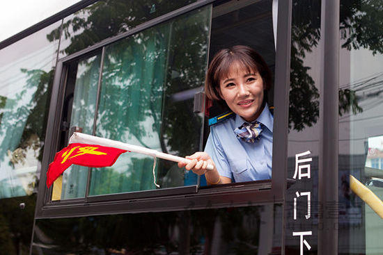 青岛公交首次单招男乘务员 市区700余乘务仅7