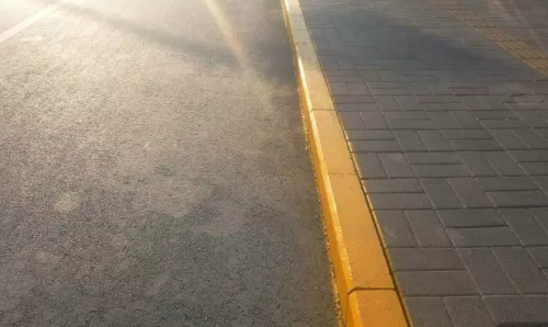 马路牙子有了不同色彩 教你路边如何停车