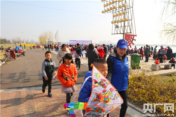 日照莒县平安志愿者参加首届风筝节秩序维护