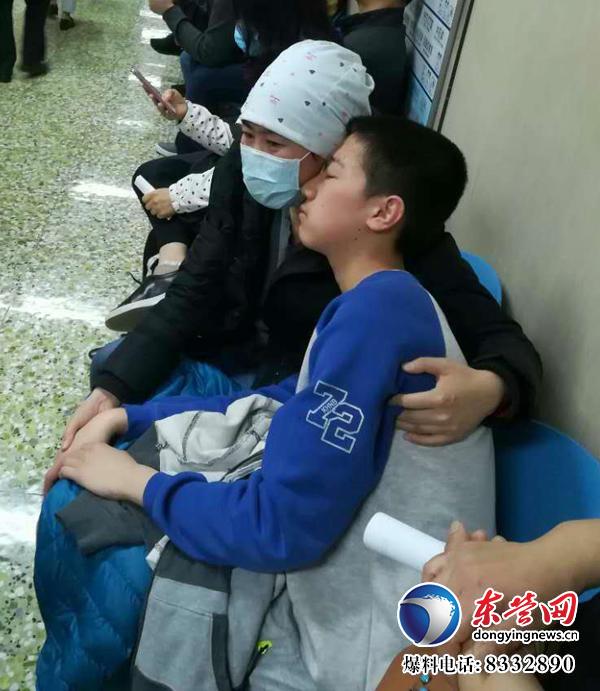 东营一初三男孩捐骨髓救母 因为她是我妈妈必须救她
