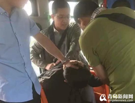 小贼外出行窃错上刑警班车 被抓时自己都笑了