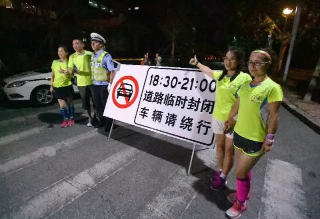 青岛交警为暴走团封路引争议,仅限行三天被