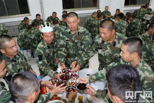 威海海警训练基地:30多名战士在警营中一起过生日