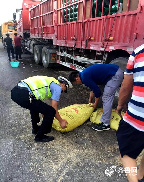 莘县:两货车相撞货物撒一地 高温下交警变身搬