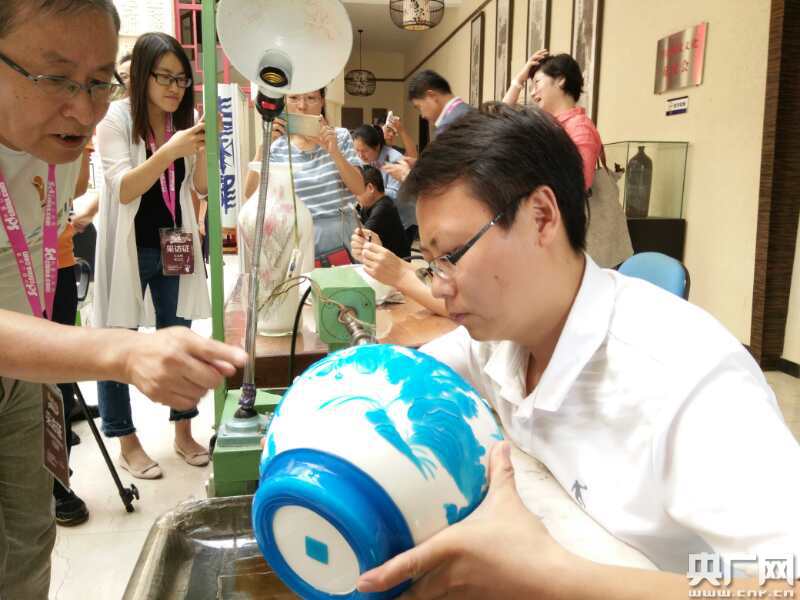 艺术家现场展示琉璃雕刻艺术(摄影:央广网记者 林彦银)