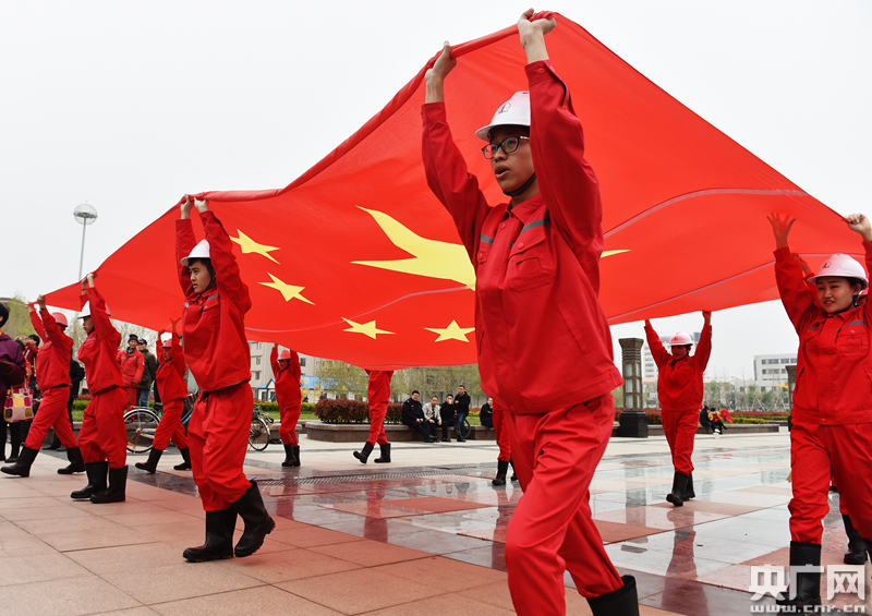 “唱响心中胜利的歌” 胜利油田上演快闪为祖国加油