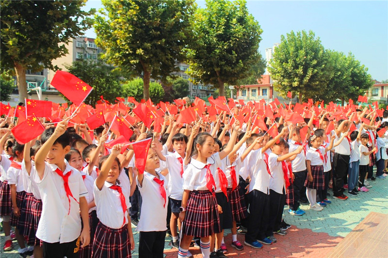学校从认识亲近国旗,尊重爱护国旗入手,引导学生将爱国思想化为具体