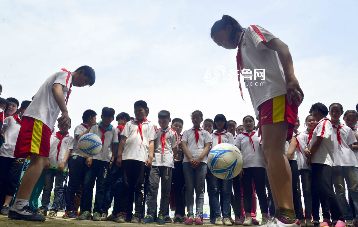 聊城:足球小将2分钟颠球405个 想创世界记录